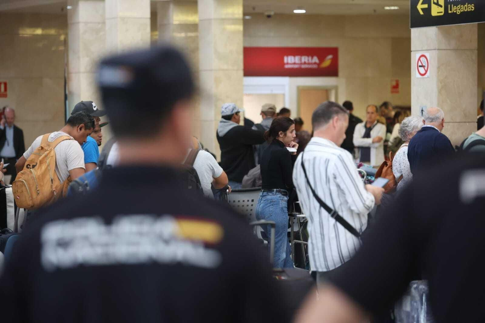 Pasajeros afectados por la cancelación del vuelo de Iberia en el Aeropuerto de Jerez