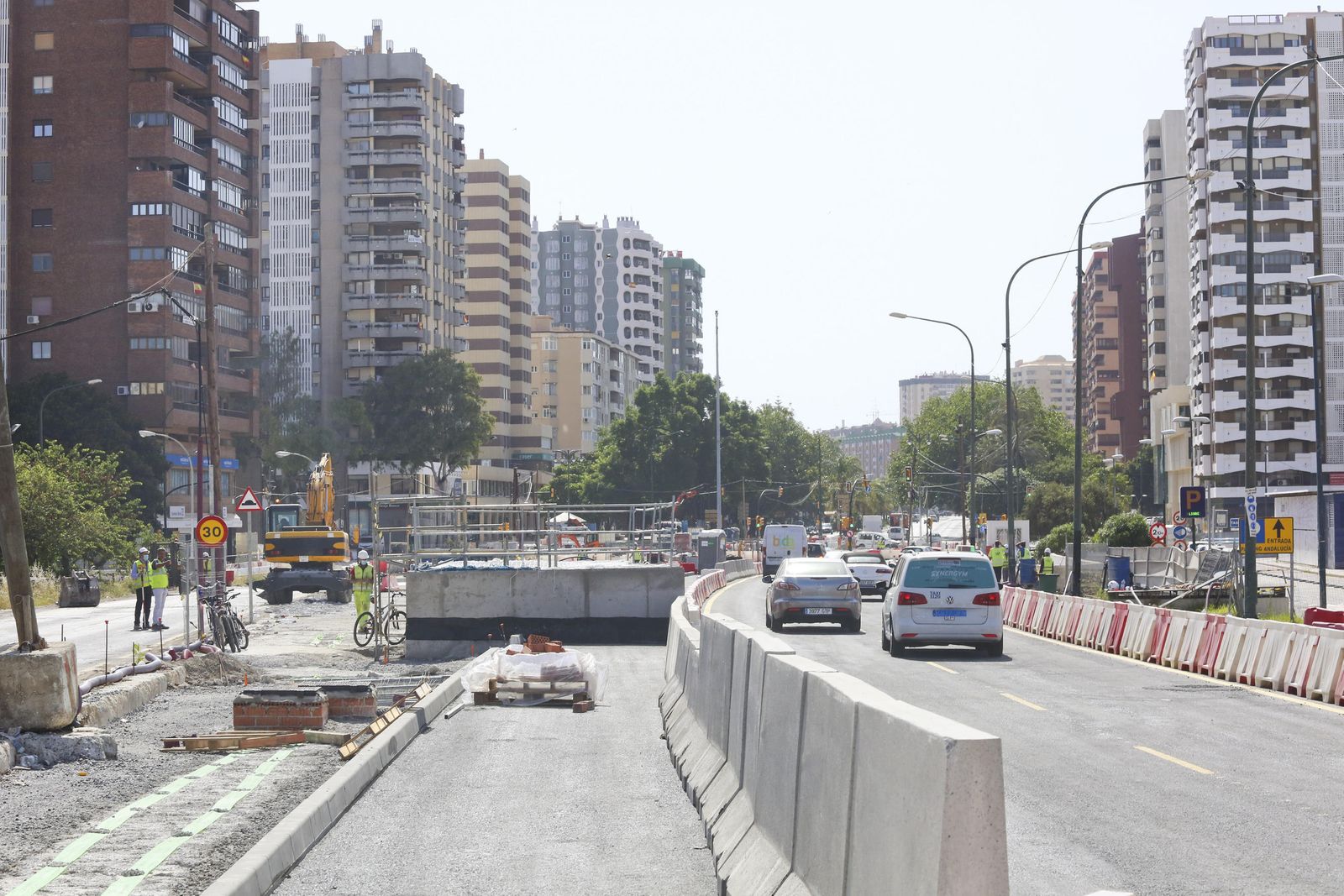 El puente de Tetuán abre al tráfico tras casi 5 años cerrado por las obras del Metro de Málaga.
