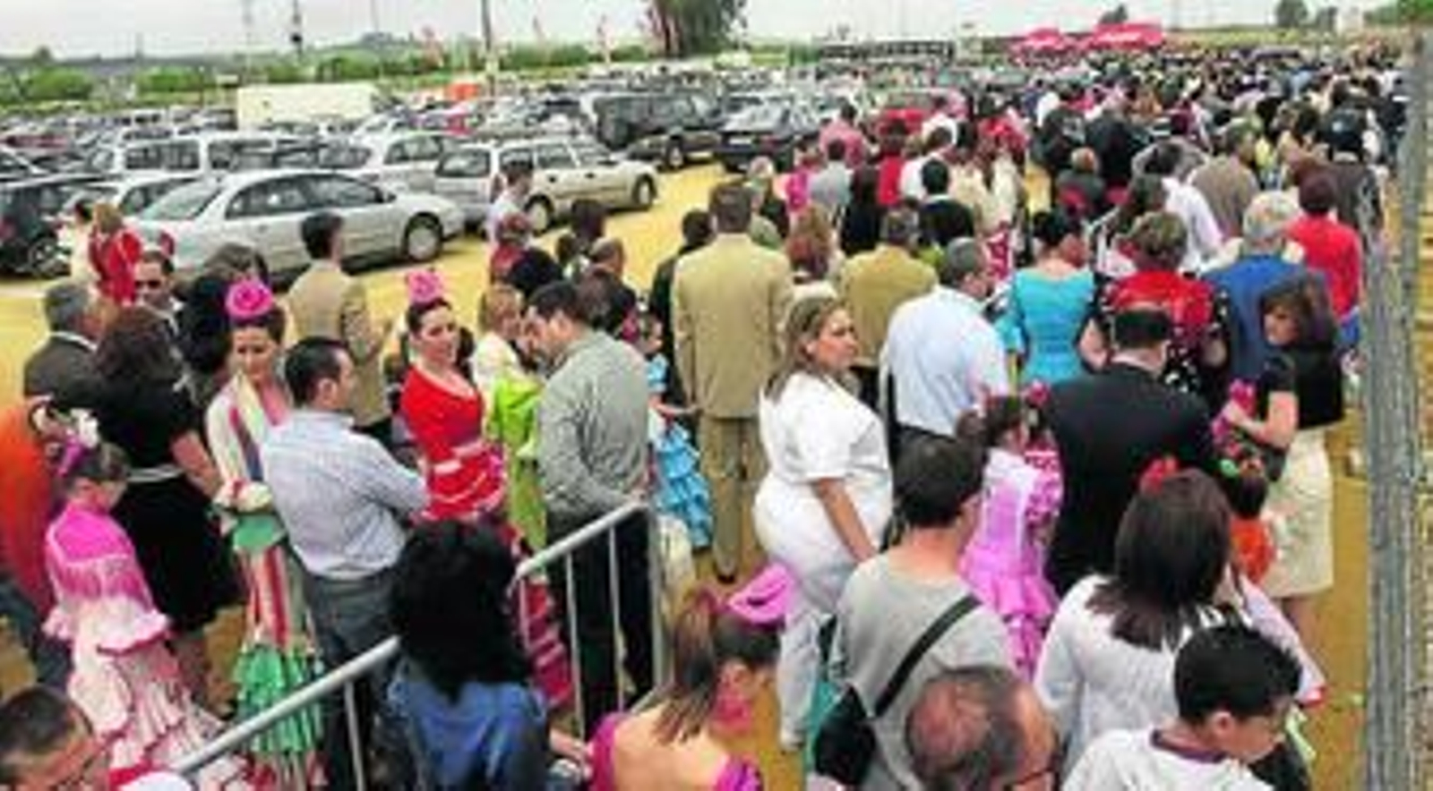 Una cola espera la lanzadera en el Charco de la Pava.