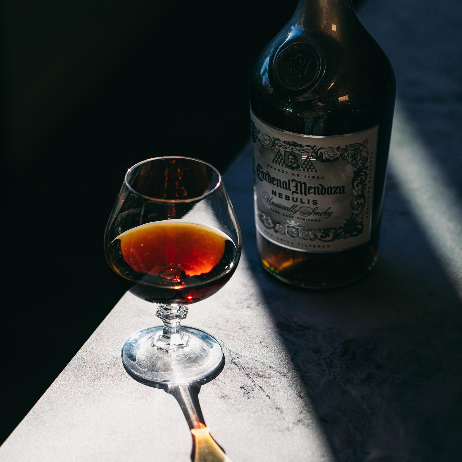 Bodegón con una botella y una copa de Cardenal Mendoza Nebulis. Bodegón con una botella y una copa de Cardenal Mendoza Nebulis.