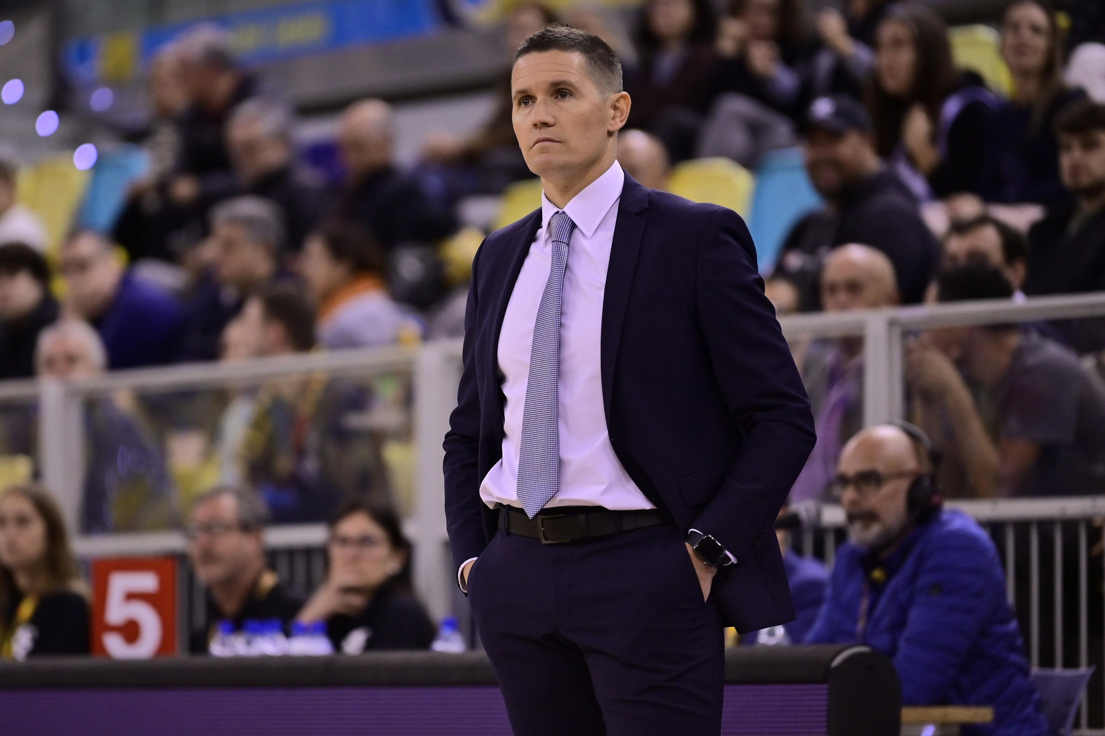 Jaka Lakovic, en su área técnica durante un partido. Jaka Lakovic, en su área técnica durante un partido.
