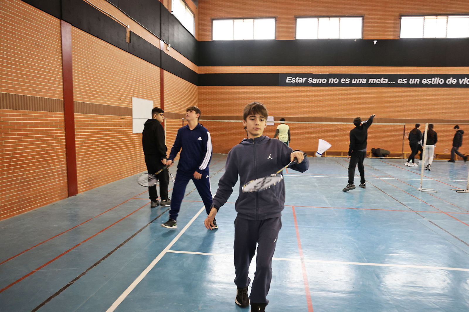 Exhibición práctica con alumnos y alumnas para promocionar el Campeonato de Europa de Bádminton en Huelva