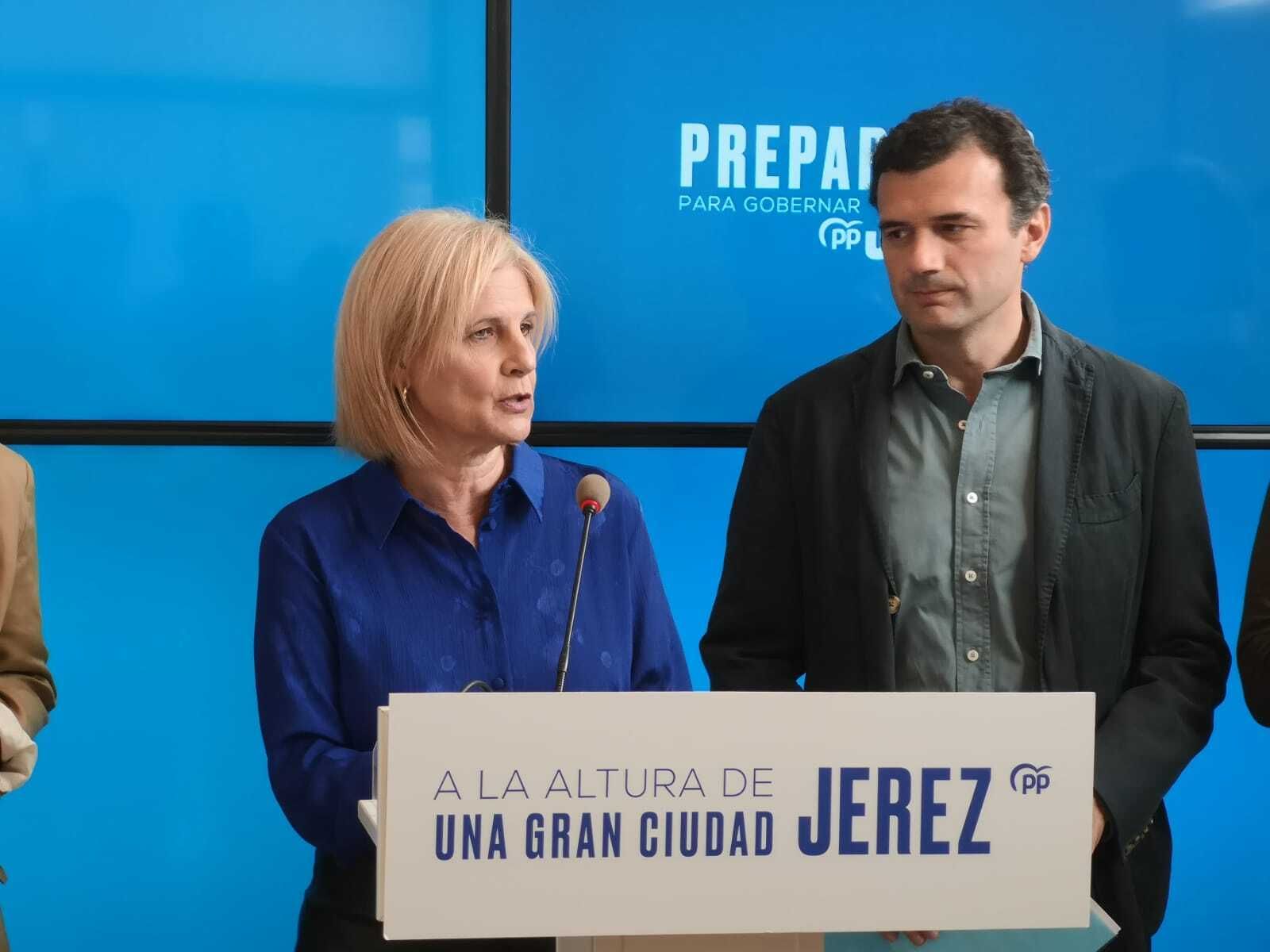 María José García-Pelayo y Bruno García, este lunes en la sede del PP de Jerez.