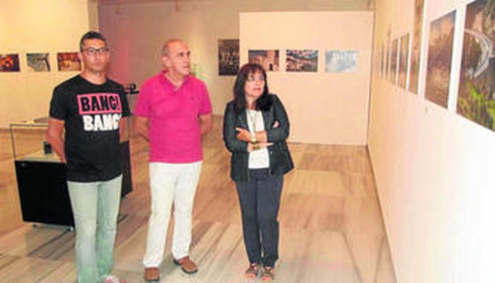 Isabel Arévalo junto a Arturo del Pino y Luis de la Poza visitando ayer la exposición en el Museo.
