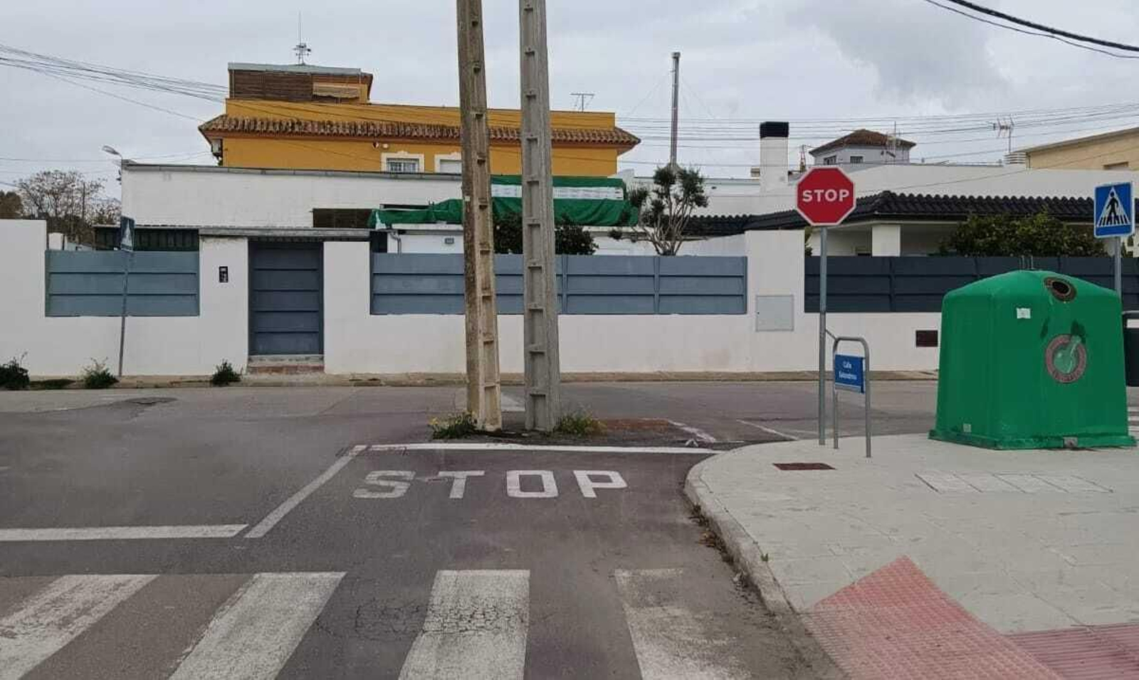 Calle Golondrina en Las Flores, pendiente de urbanizar y bloqueada por postes de la luz. Calle Golondrina en Las Flores, pendiente de urbanizar y bloqueada por postes de la luz.