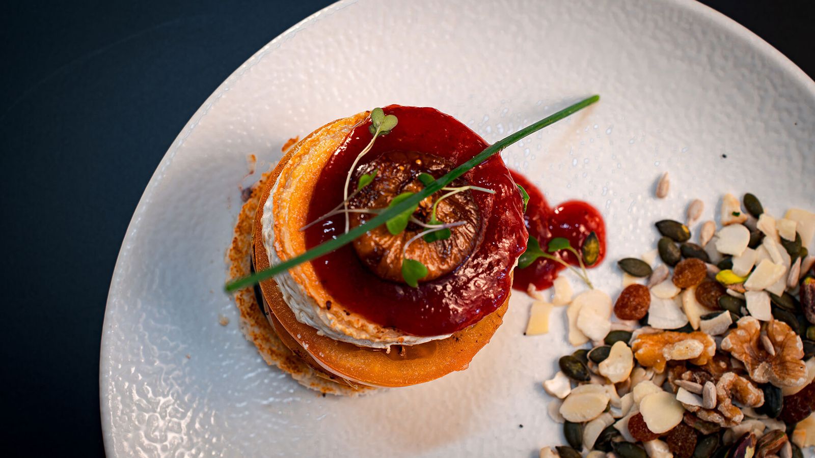 Milhojas de berenjenas y queso de cabra con crema de dátiles.