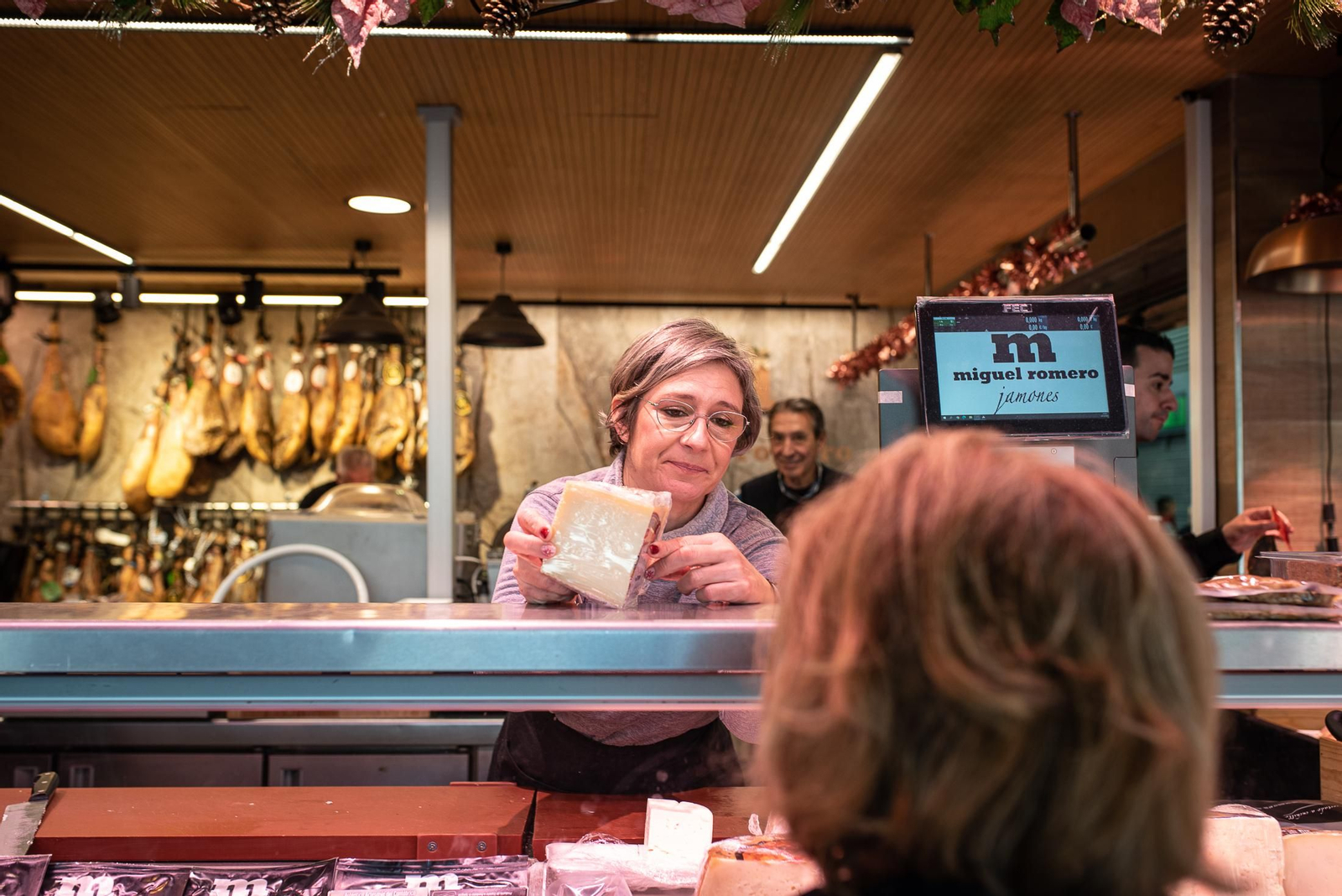 Las últimas compras en el Mercado del Carmen antes de Navidad, en imágenes