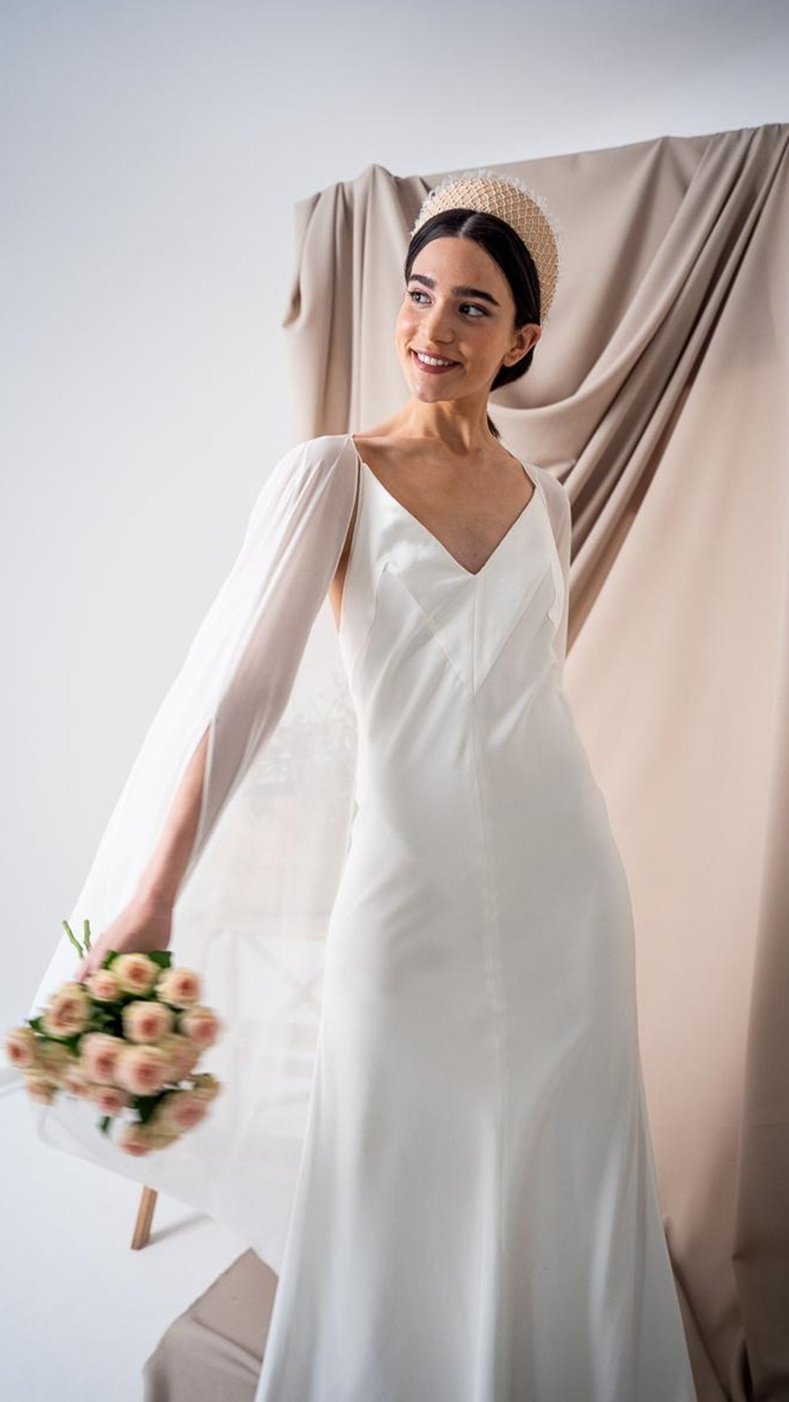 Un look de novia con vestido lencero y tiara.