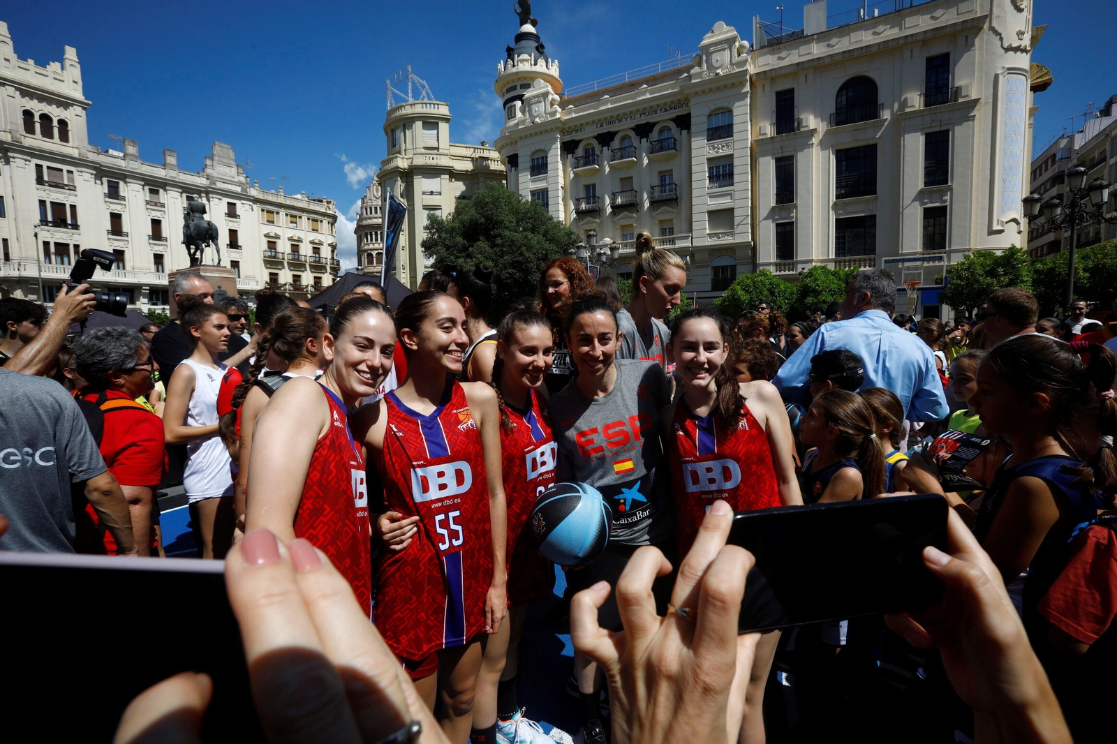 La selección española femenina de baloncesto visita la pista de 3x3 ubicada en Las Tendillas