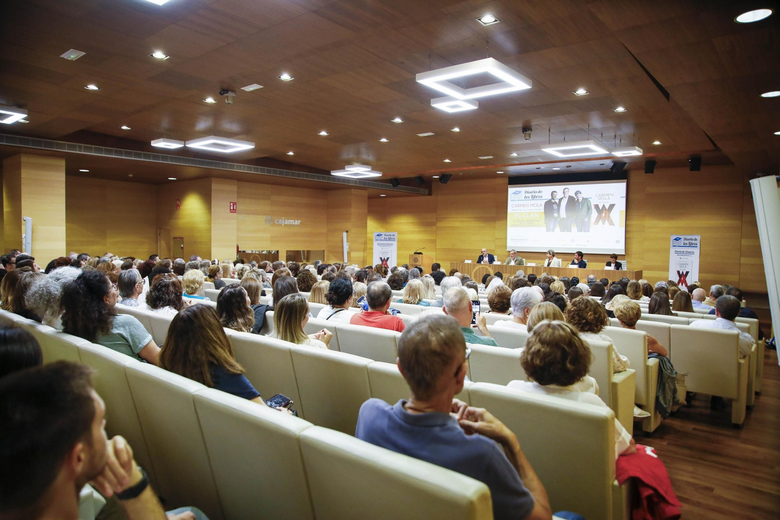 Carmen Mola presenta su libro "El clan" en la Casa de las mariposas de Almería, en imágenes
