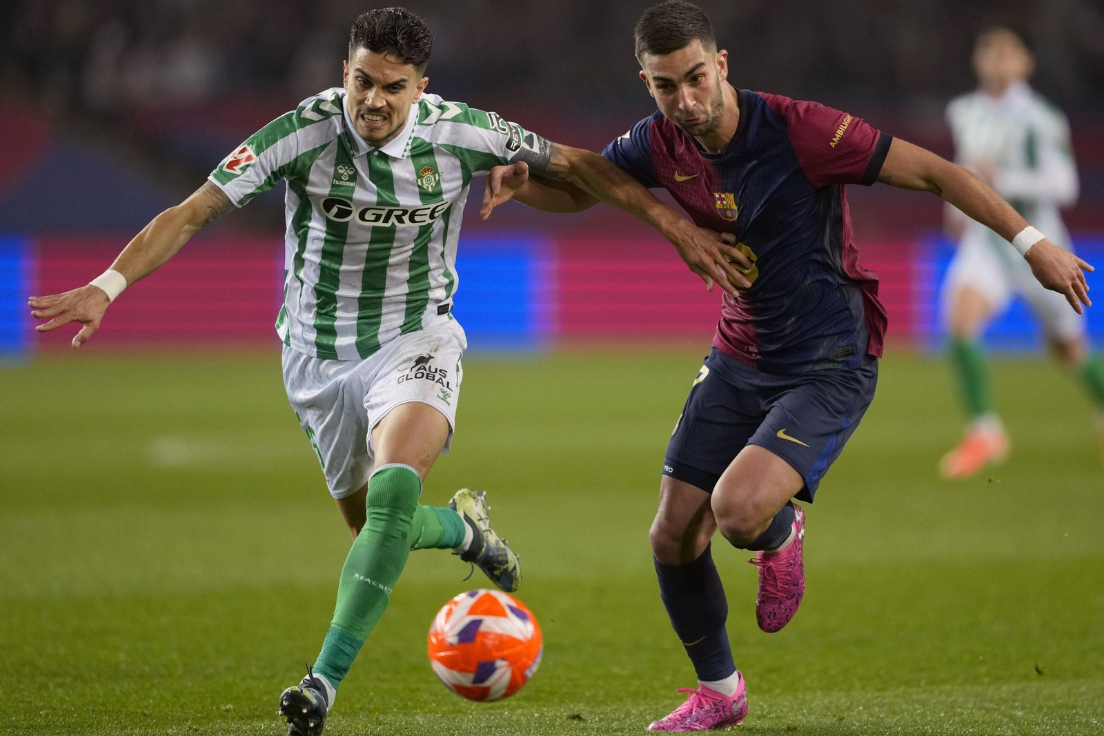 Bartra, en pleno duelo con Ferran Torres.