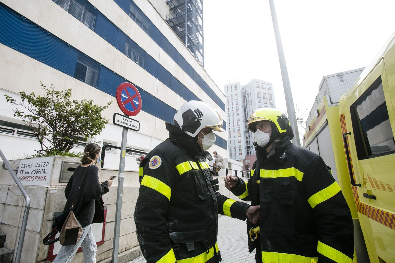 Bomberos en la puerta del hospital la mañana después del incendio.