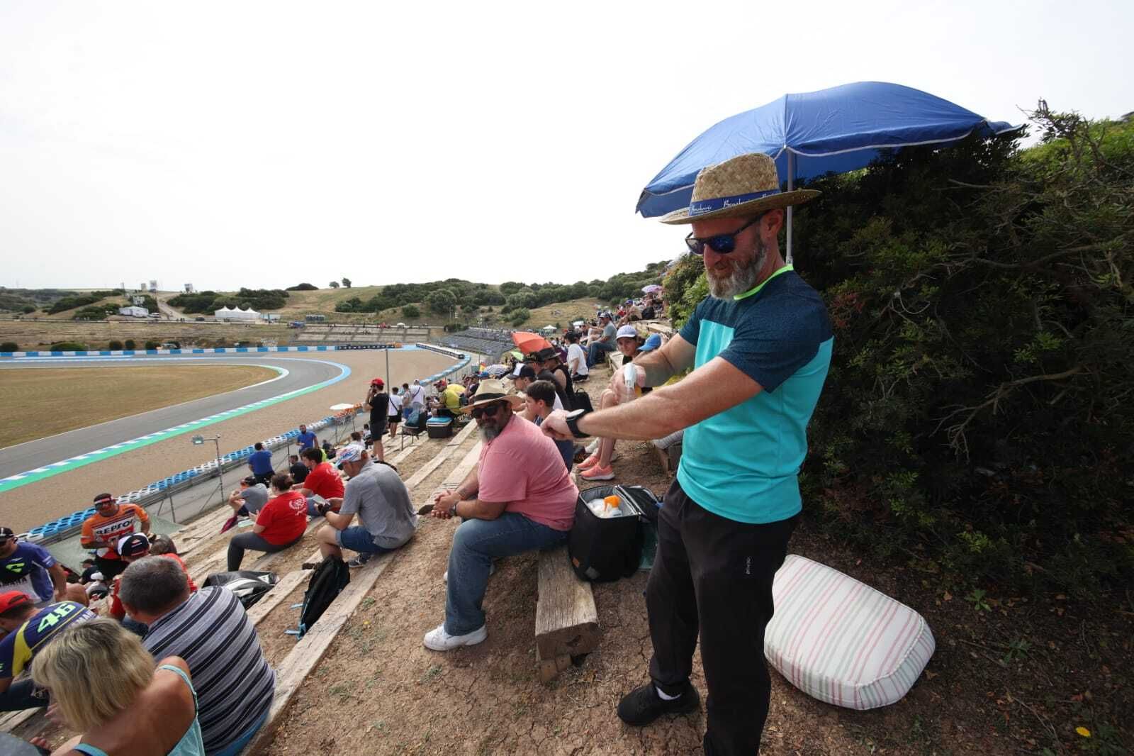 Un aficionado, poniéndose bronceador este pasado jueves.