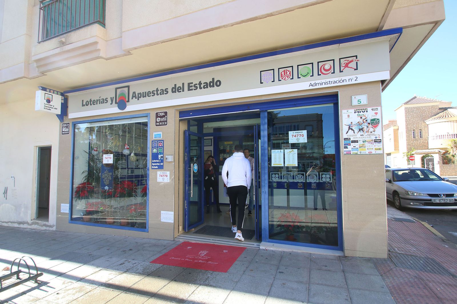 Las imágenes de los premios de la Lotería de Navidad en Roquetas, Vícar y Almería