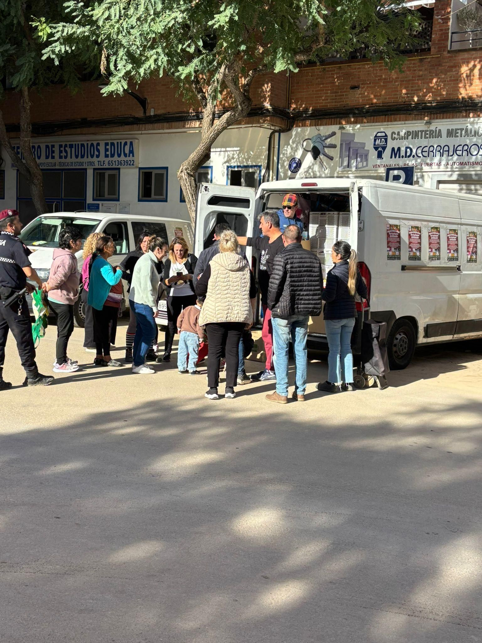 Un momento de la entrega de juguetes este viernes.