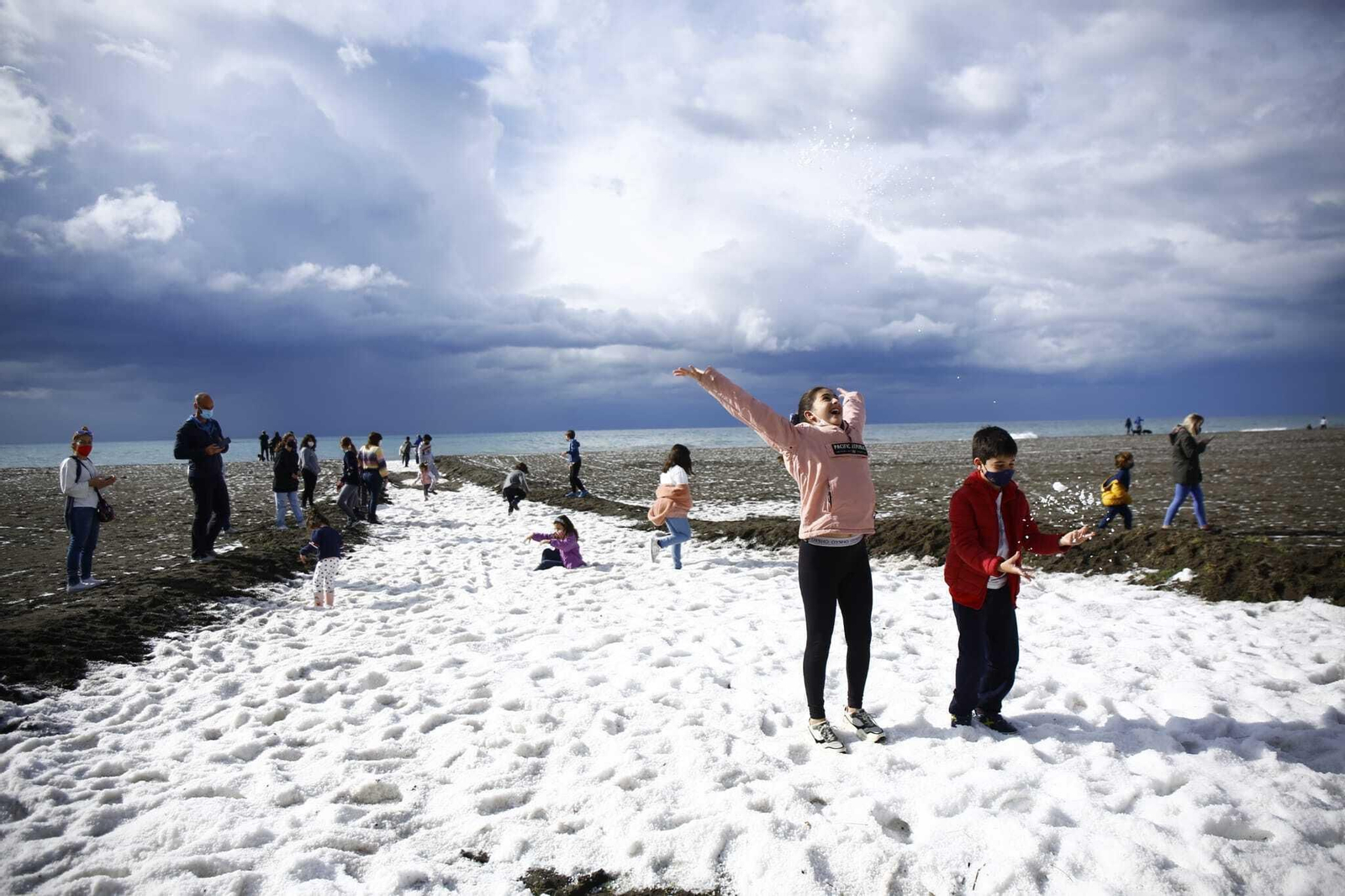 La granizada en la playa de Benajarafe, en fotos