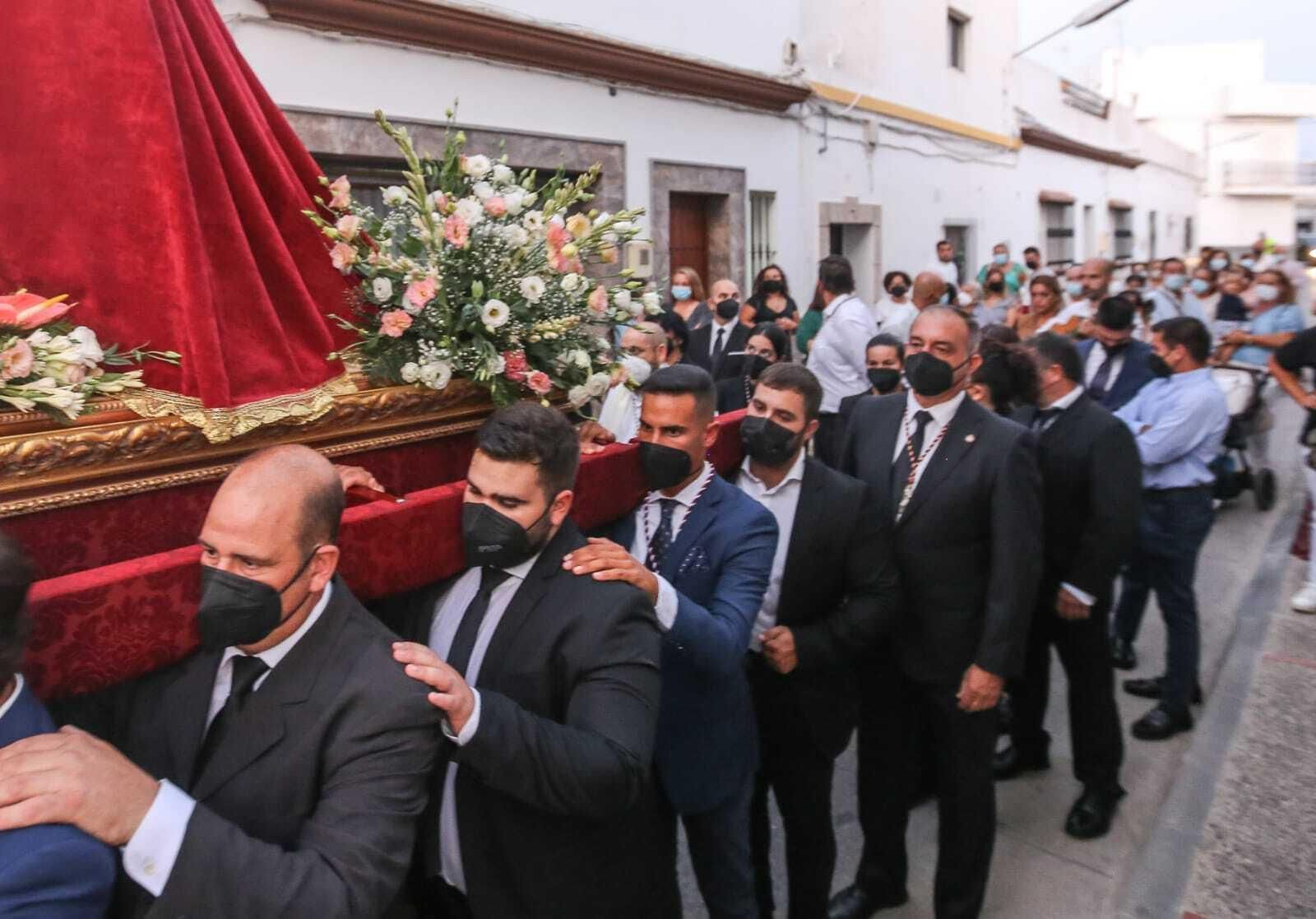 Primera salida de una imagen cofrade por las calles de Chiclana desde el inicio de la pandemia.