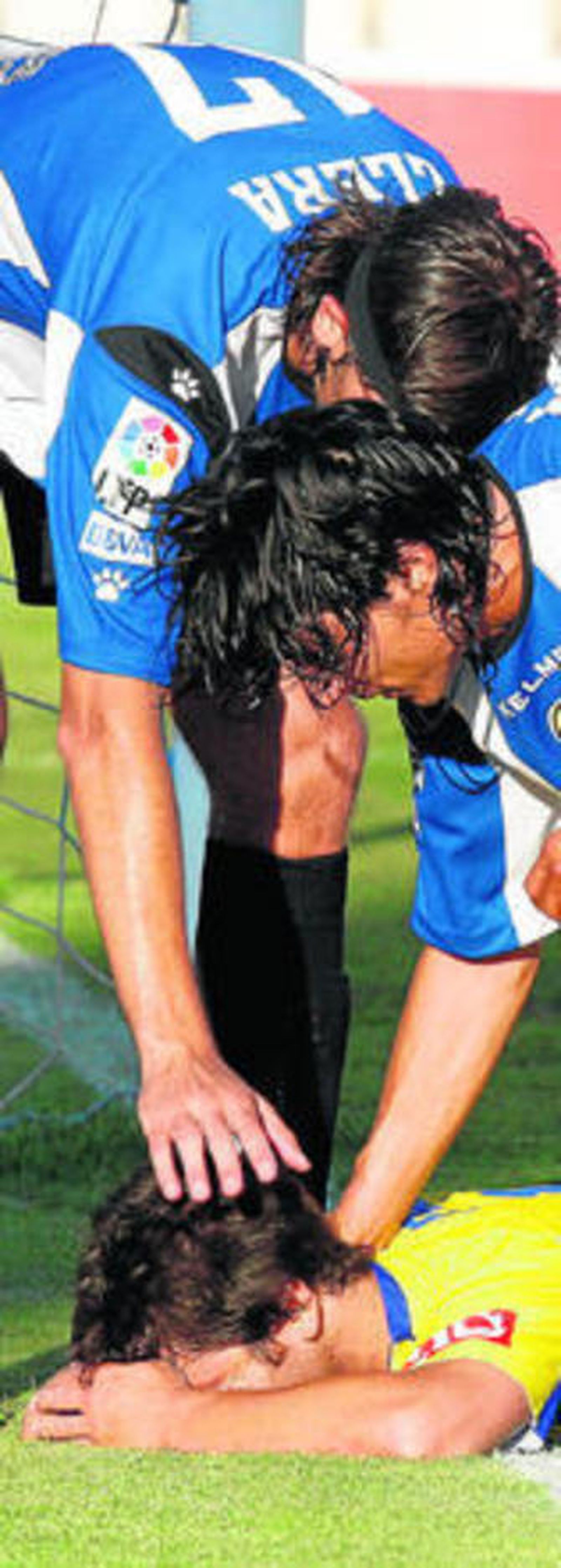 Paz es consolado por dos herculanos tras fallar el penalti decisivo en 2008.