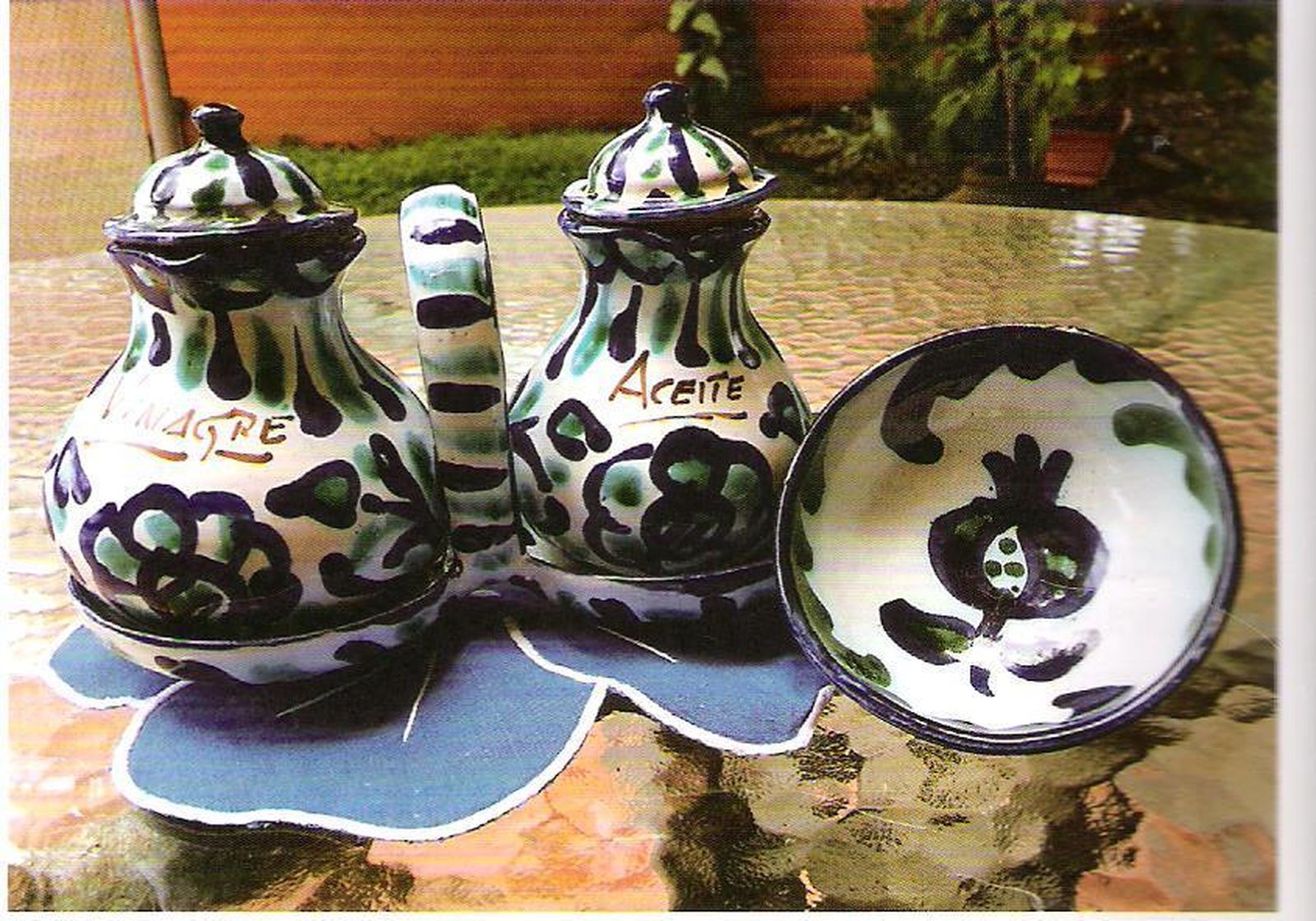 1. Cerámica de Fajalauza. 2. Cleopatra diluye una de las lujosas perlas de sus pendientes en una copa de vinagre. 3. Una botella de vinagre de Jerez. 4. Portada del libro 'Magia y misterio en la historia del vinagre', de la doctora Delgado de Laborde. /Fotos: José Luis Delgado