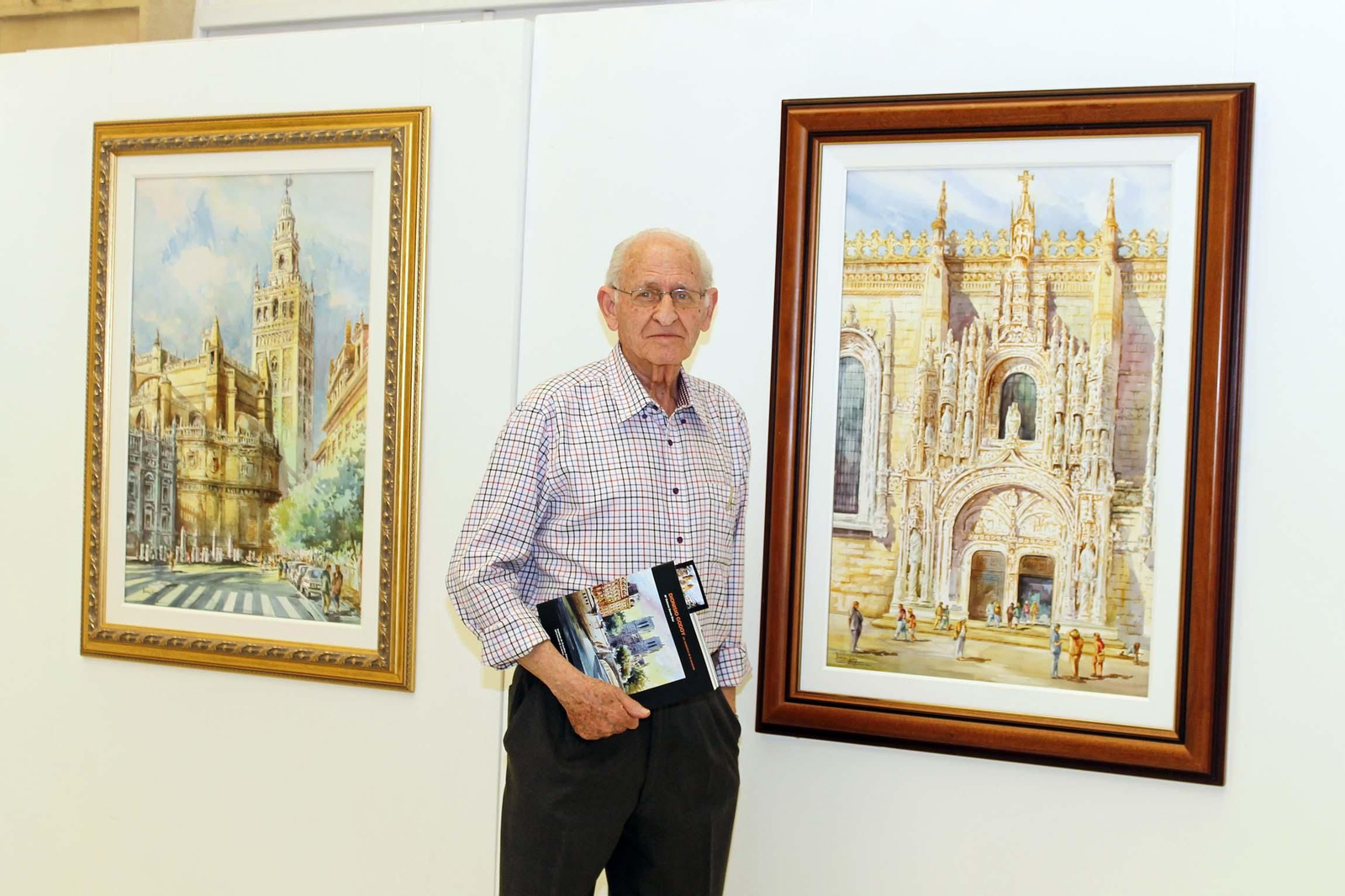 Dionisio Godoy junto a una de sus obras en una exposición.