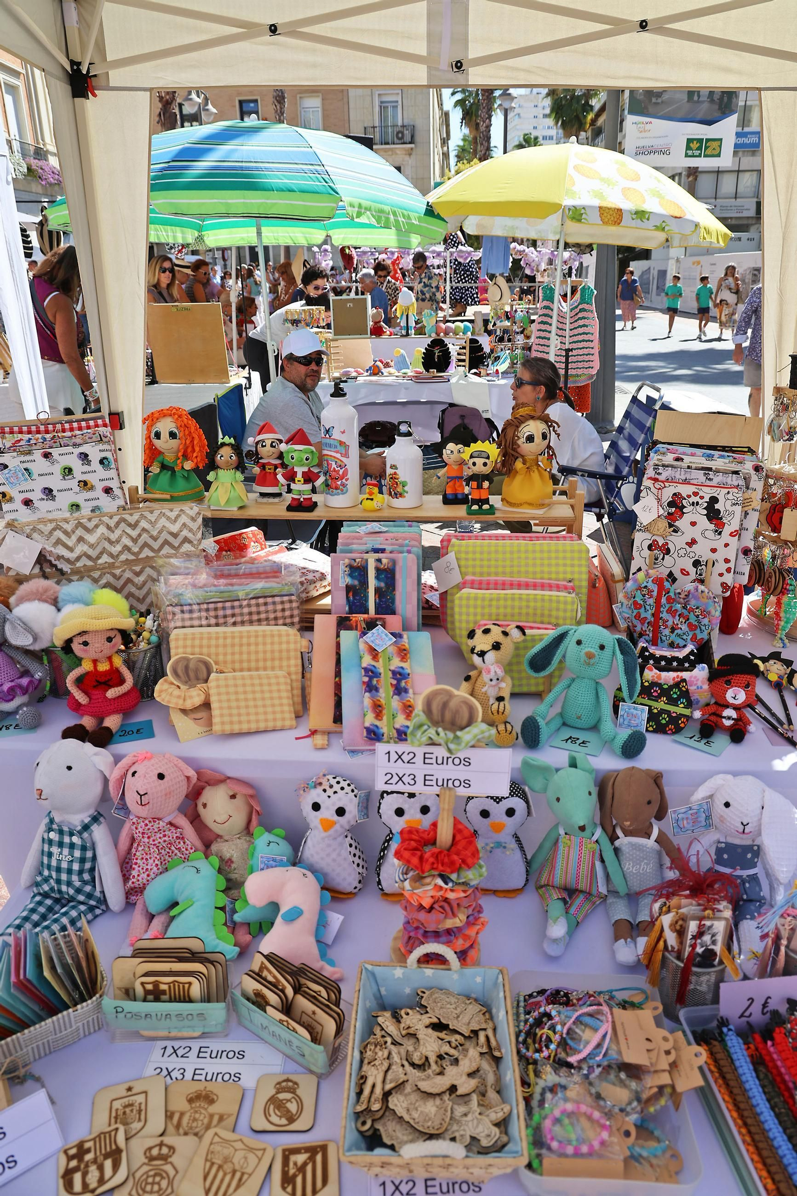 Imágenes del Rastrillo solidario de la Fundación Laberinto