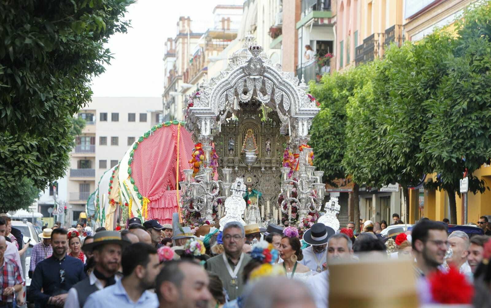 La salida de la Hermandad del Rocío de la Macarena, en imágenes