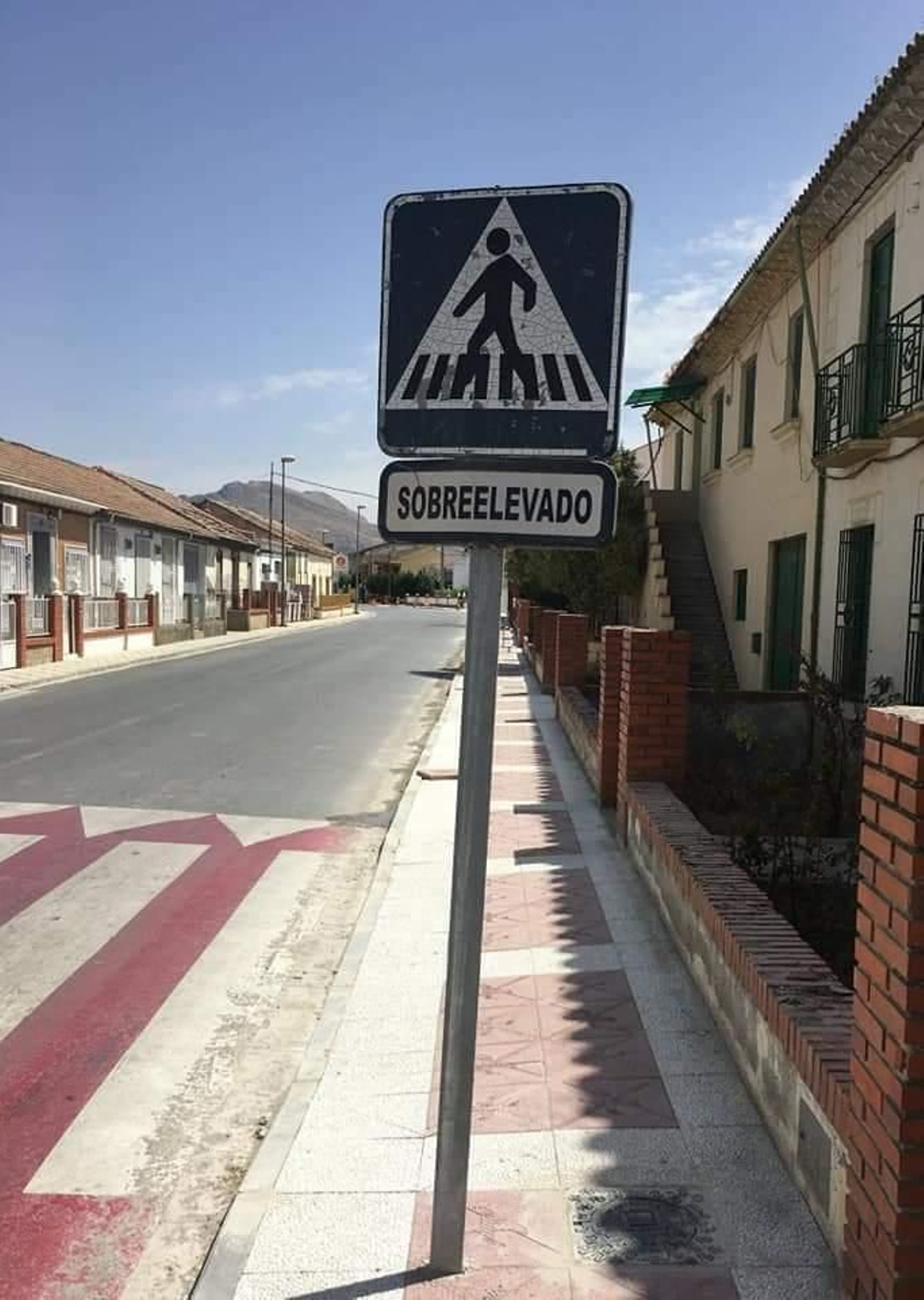 Una de las señales justo en mitad de la acera.