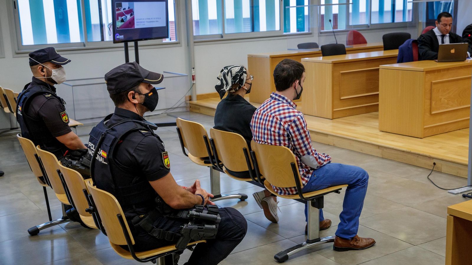 El Cuco y su madre, en el juicio celebrado en mayo de 2022.