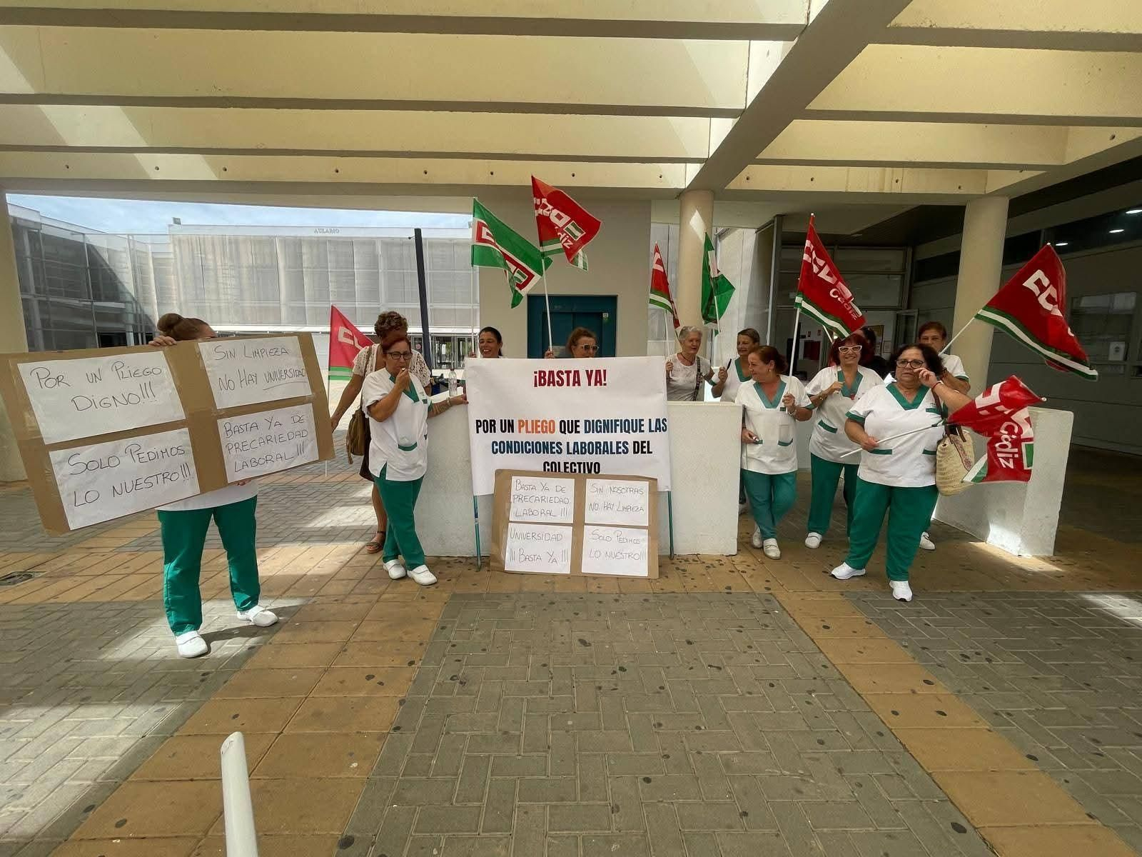 Limpiadoras de la UCA durante una protesta en el Campus de Jerez