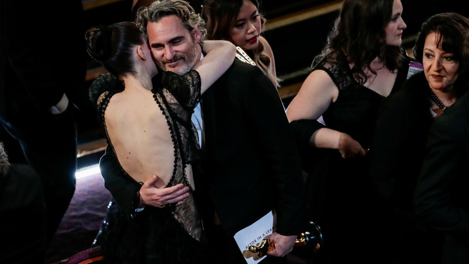 Phoenix, abrazado por Rooney Mara tras recibir su Oscar.