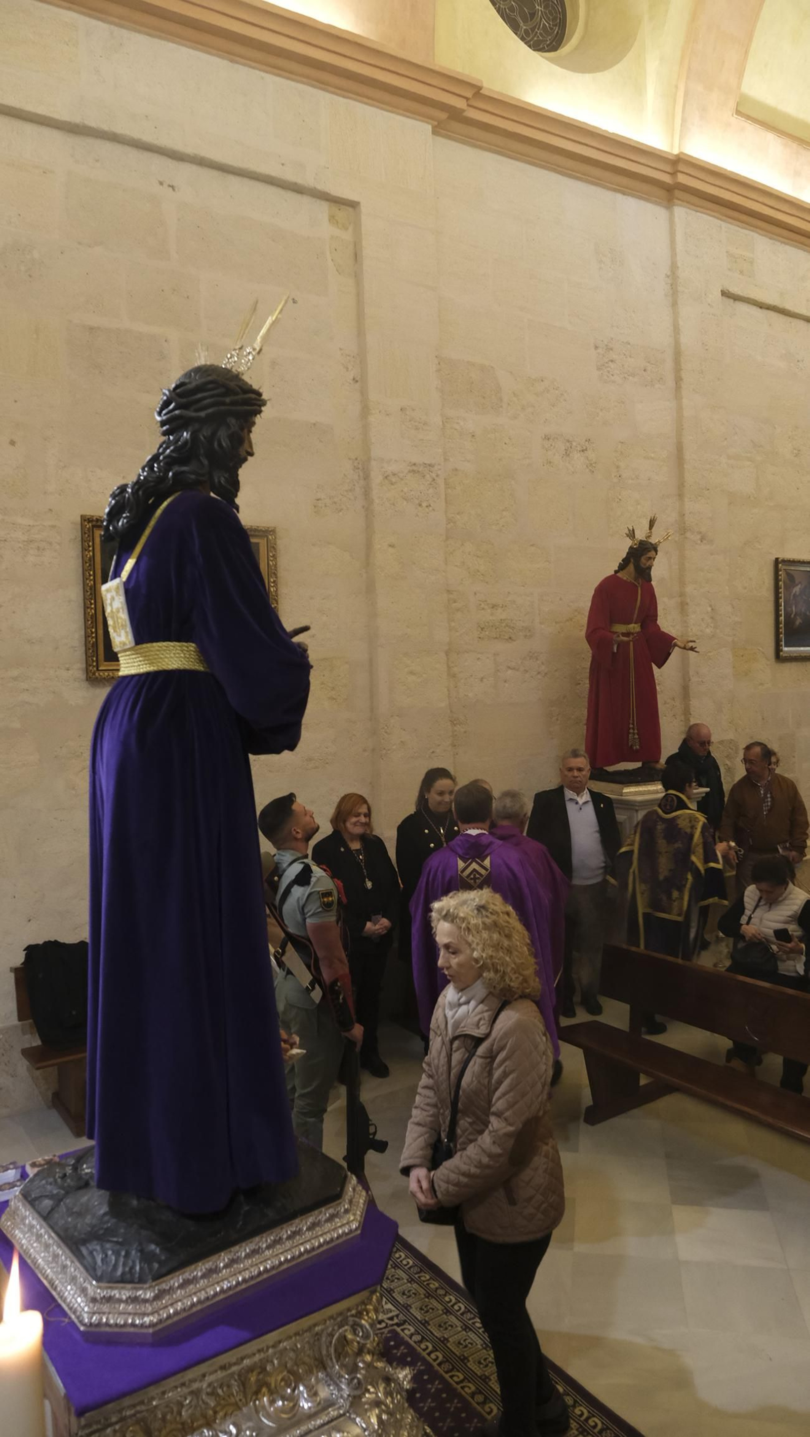 Imágenes del multitudinario besapiés del Cristo de Medinaceli en la Catedral de Almería