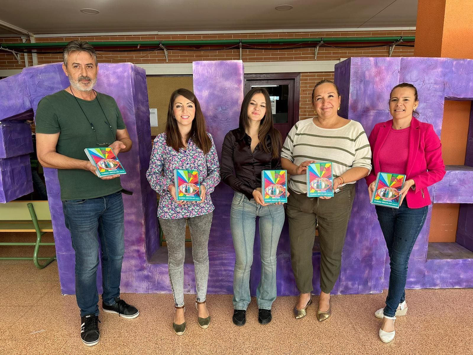 Foto de familia con Mayte Ginel en el centro.
