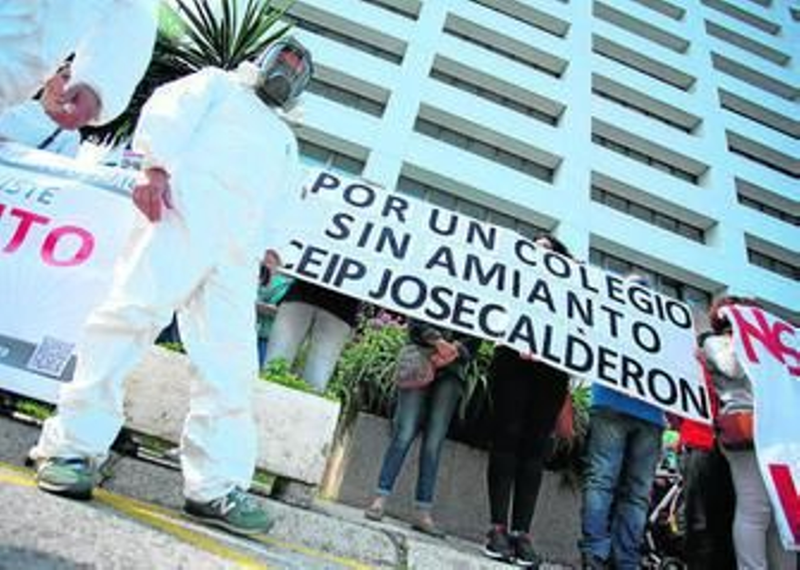 Concentración, ayer, de padres y afectados en las puertas de la Delegación de Educación.