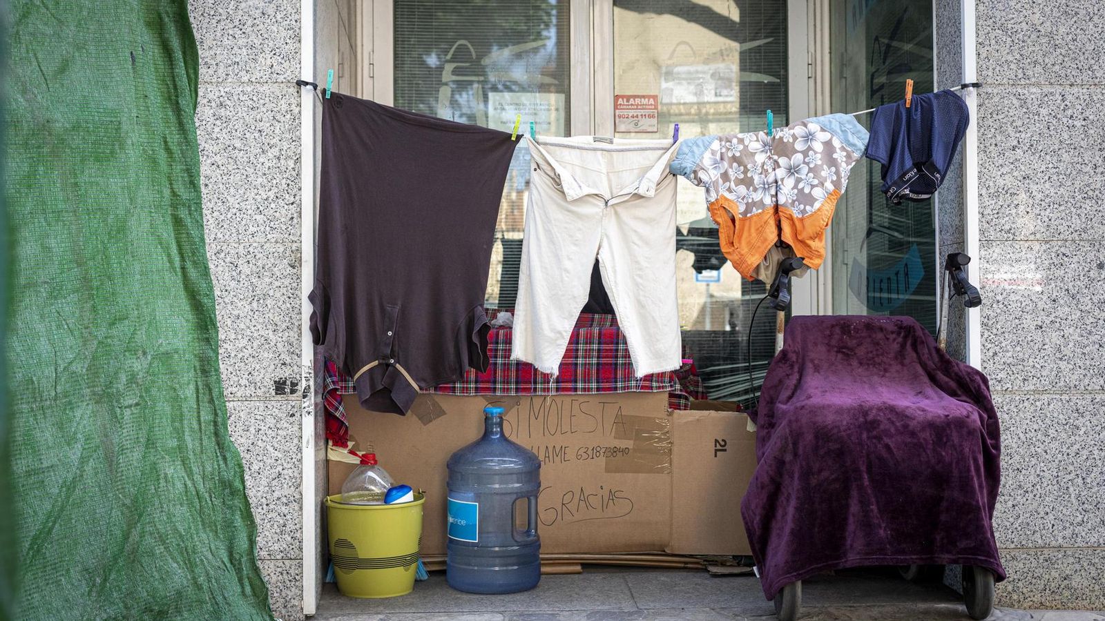 Enseres de un sin techo que duerme en la Avenida.
