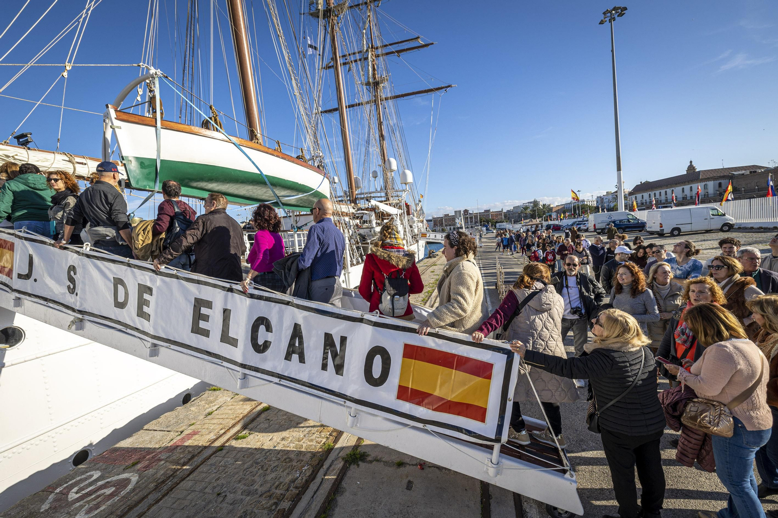 Imágenes de las visitas al buque 'Juan Sebastián del Elcano' en Cádiz
