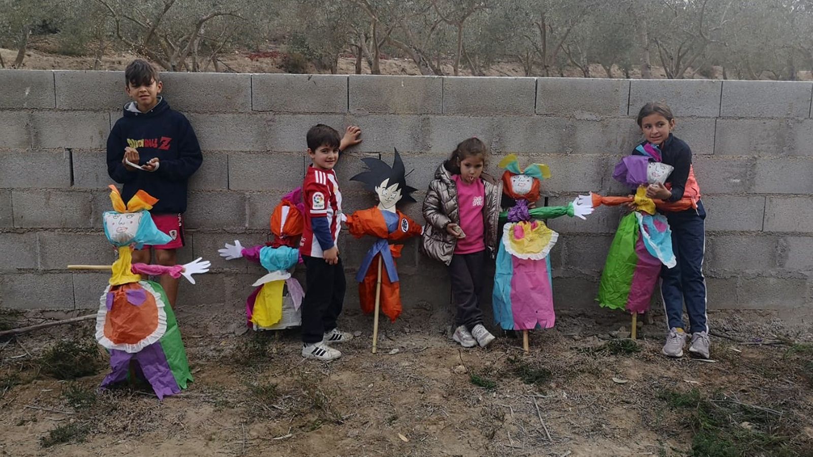 Antonio, Víctor, Leticia y Lucía con sus viejas.