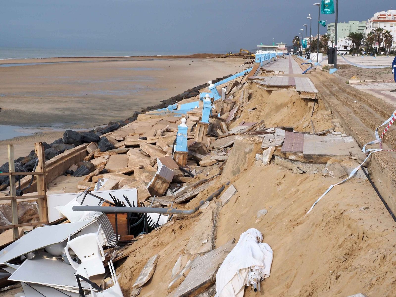 Las fotos de los destrozos del temporal en el paseo marítimo de Matalascañas