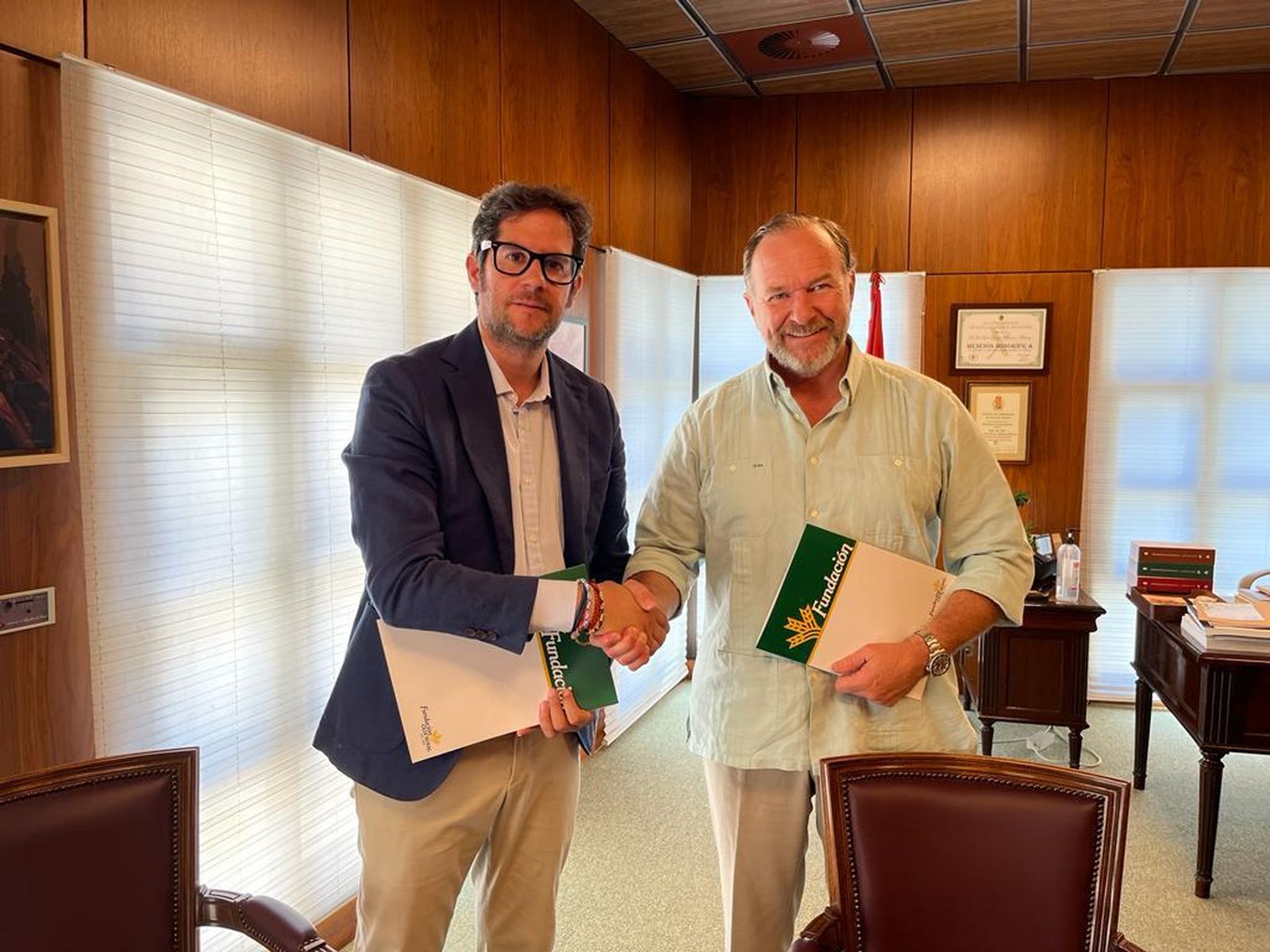 Carlos Hita y García Palacios estrechan sus manos tras el acuerdo.