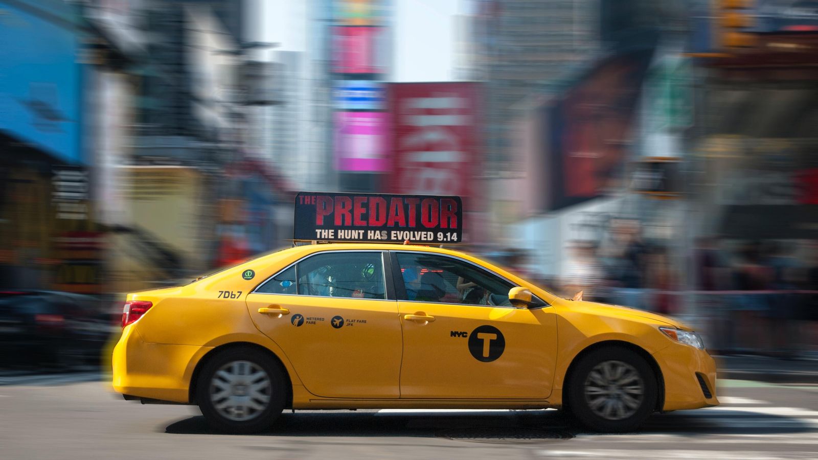 Imagen de un taxi en ciudad.