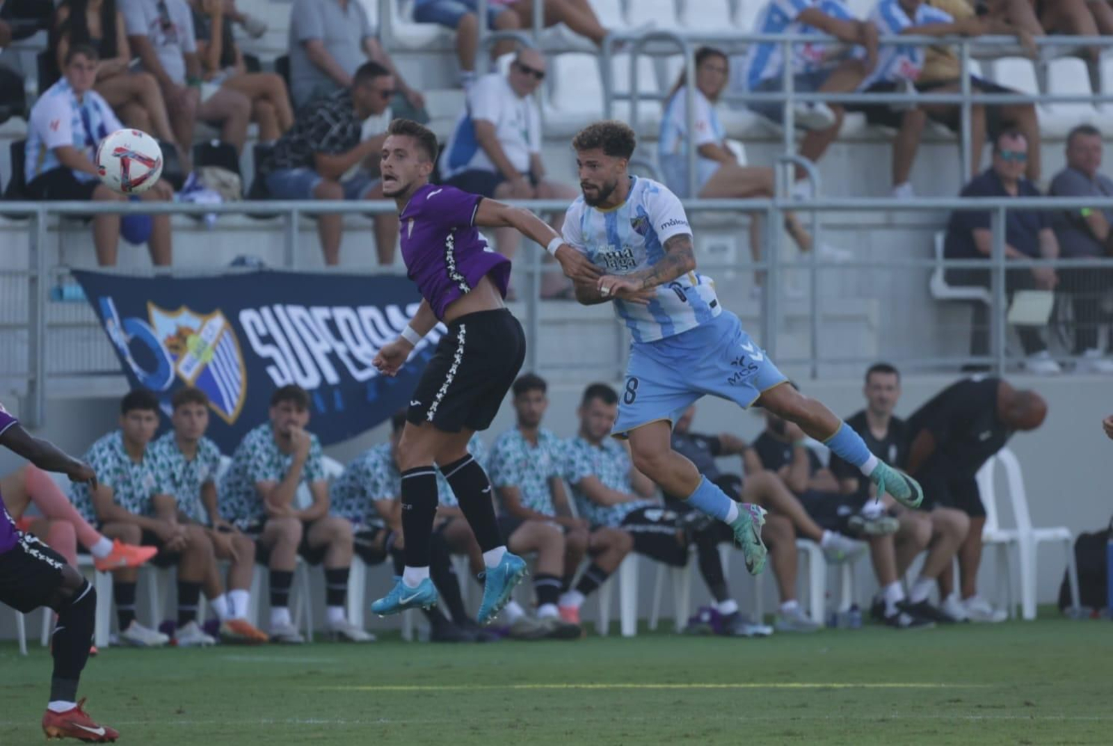 Las mejores fotos del ambiente en el Municipal de La Línea para el Málaga - Córdoba CF