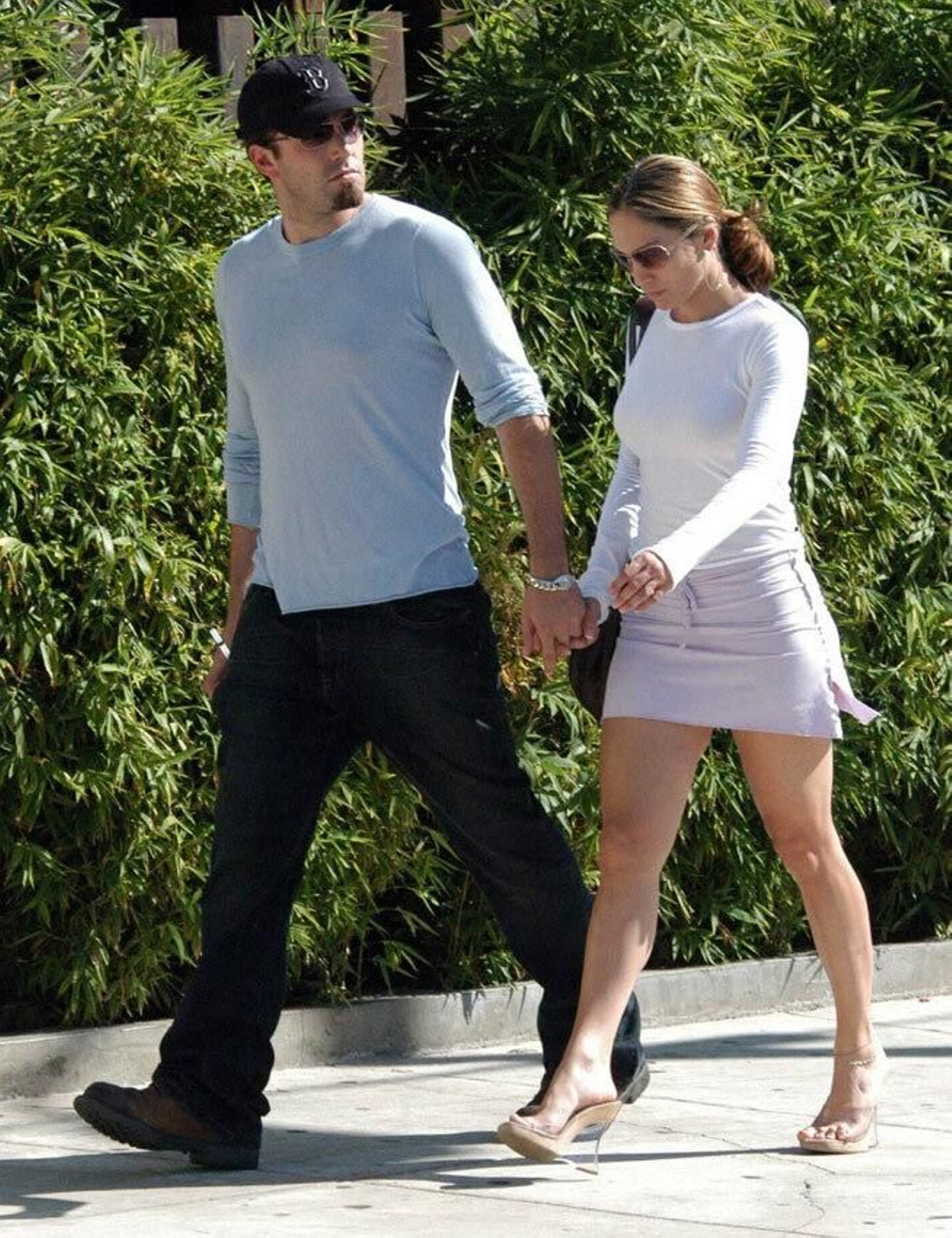 Jennifer y Ben, paseando de la mano.