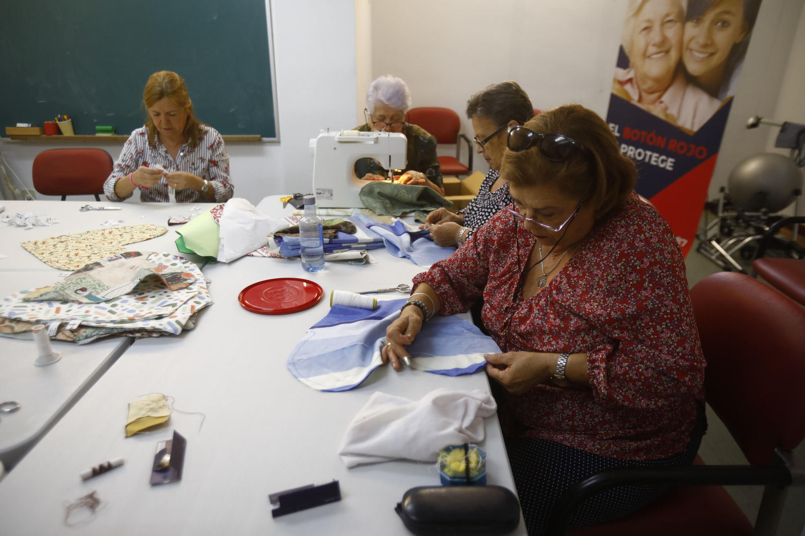 Así elaboran los cojines solidarios para luchar contra el cáncer de mama