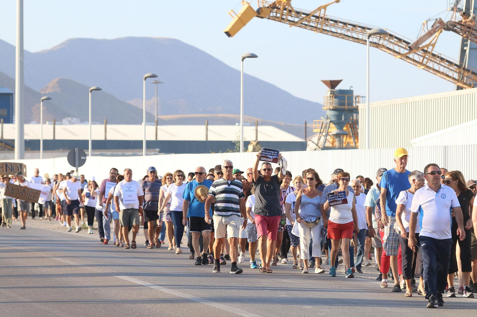 Fotogalería de la marcha contra la carga de mineral de hierro en Carboneras