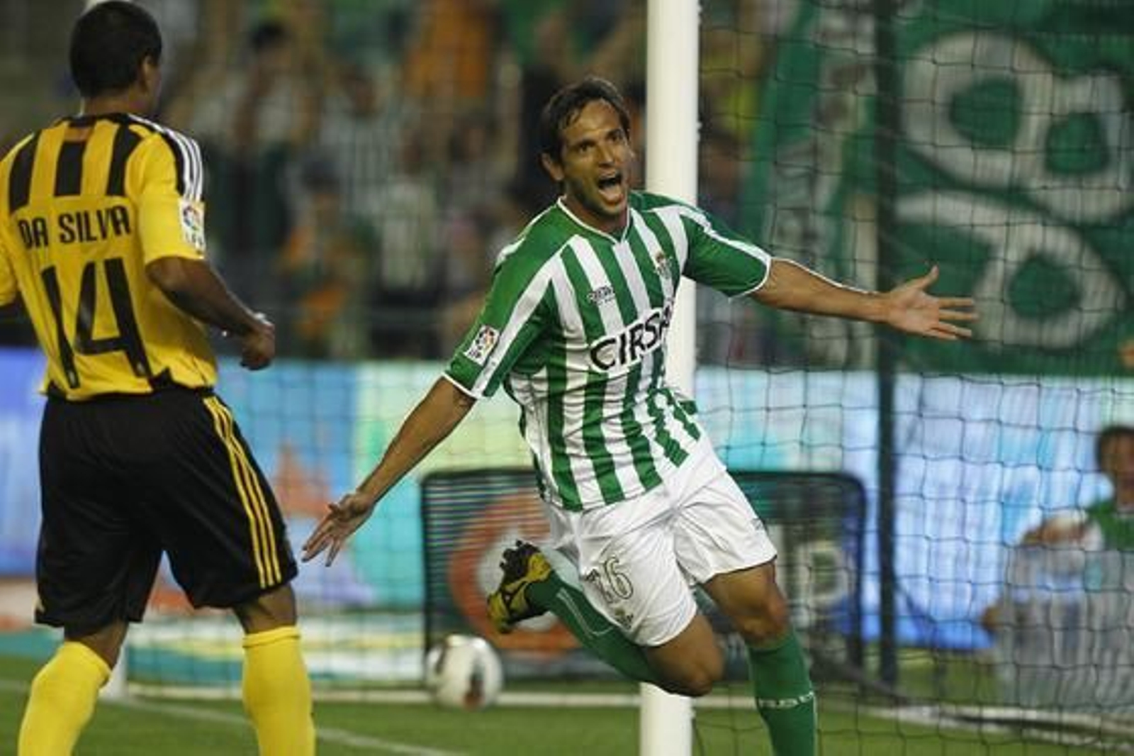 El Betis se coloca líder tras ganar al Zaragoza en casa (4-3). / Antonio Pizarro
