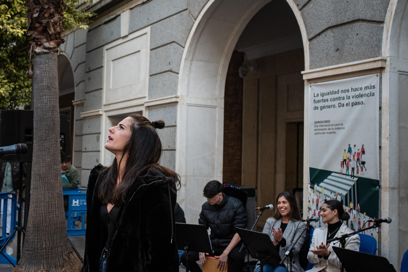 Imágenes de la Zambombá " Sones de Navidad" en la puerta de la Diputación