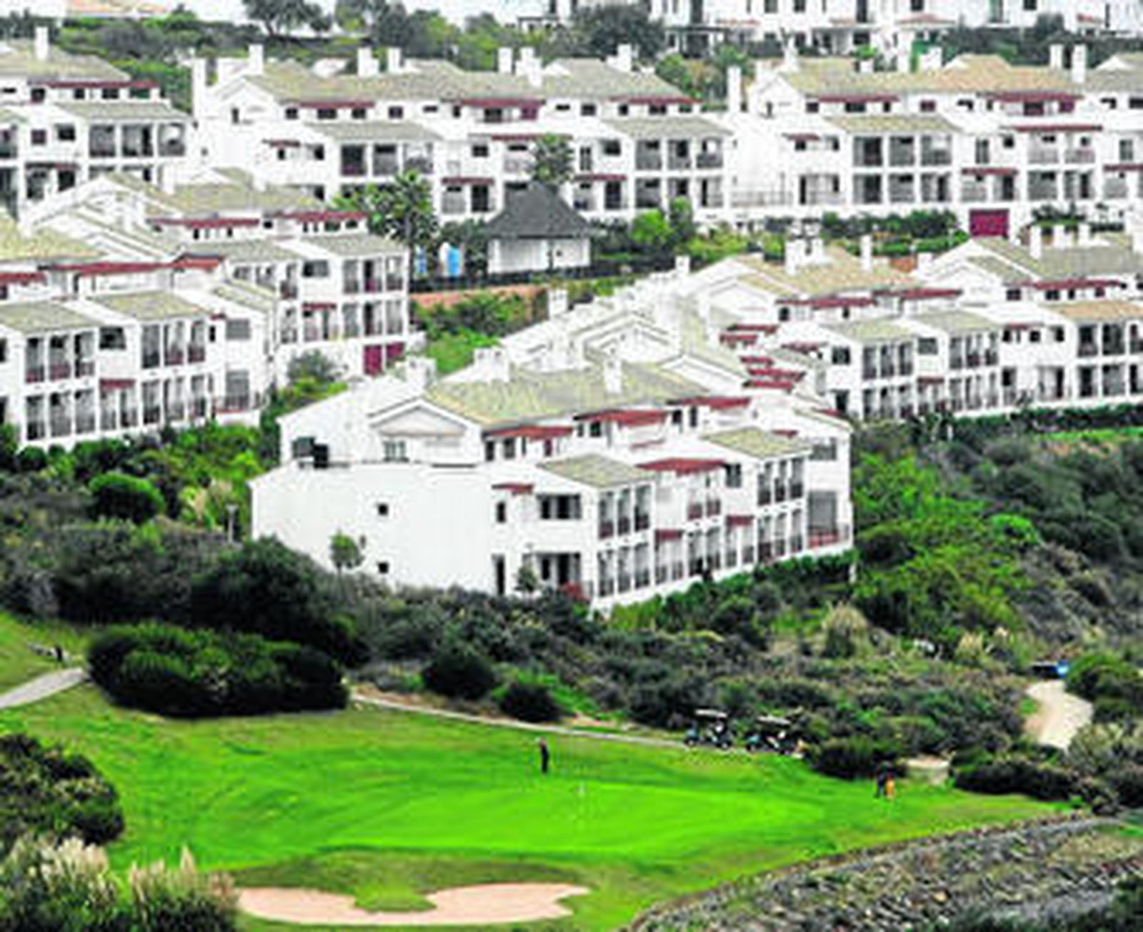 Vista parcial de la urbanización Alcaidesa, en la salida de La Línea con dirección a Málaga.