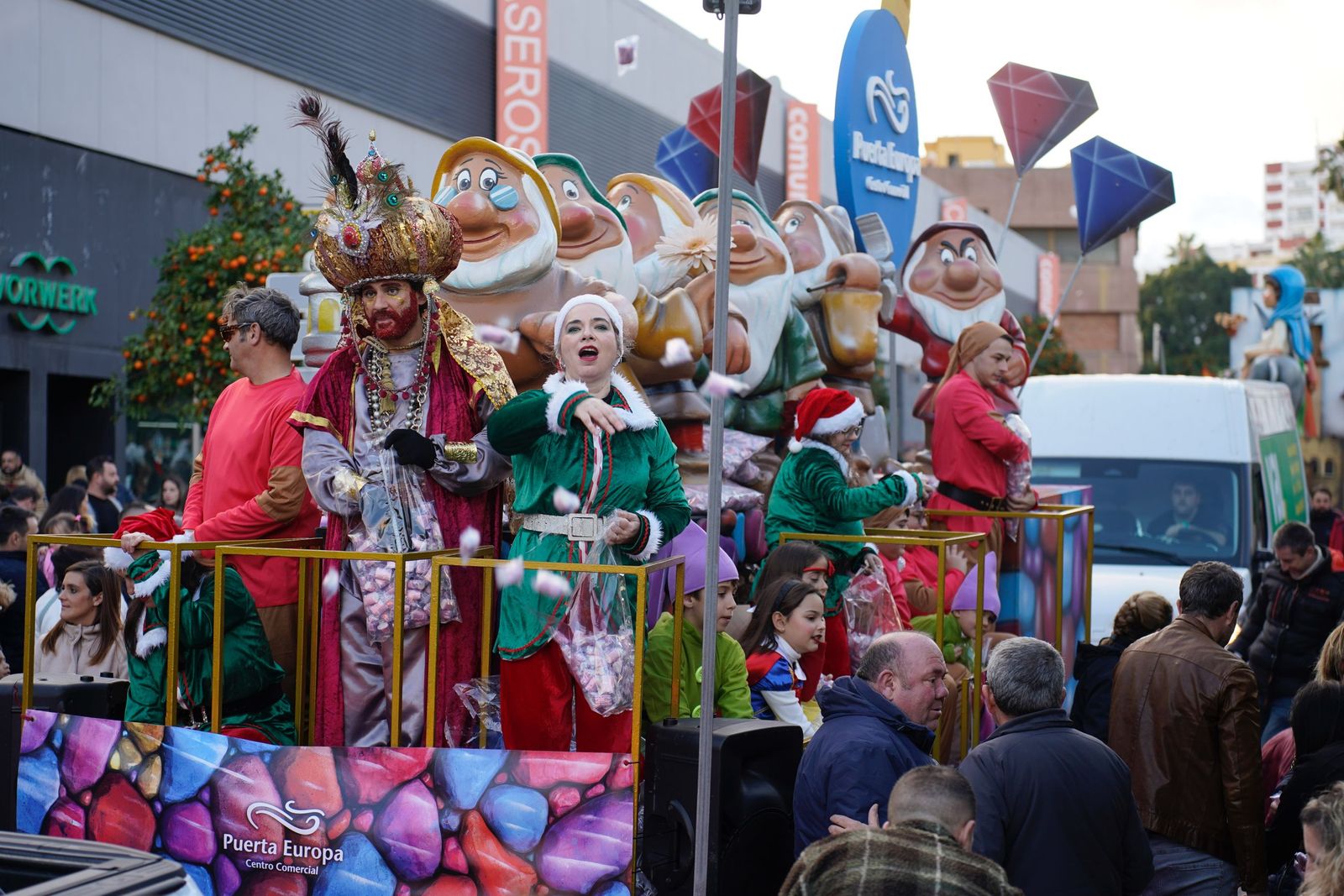 Búscate en las fotos de la cabalgata de Reyes Magos 2026 en Algeciras
