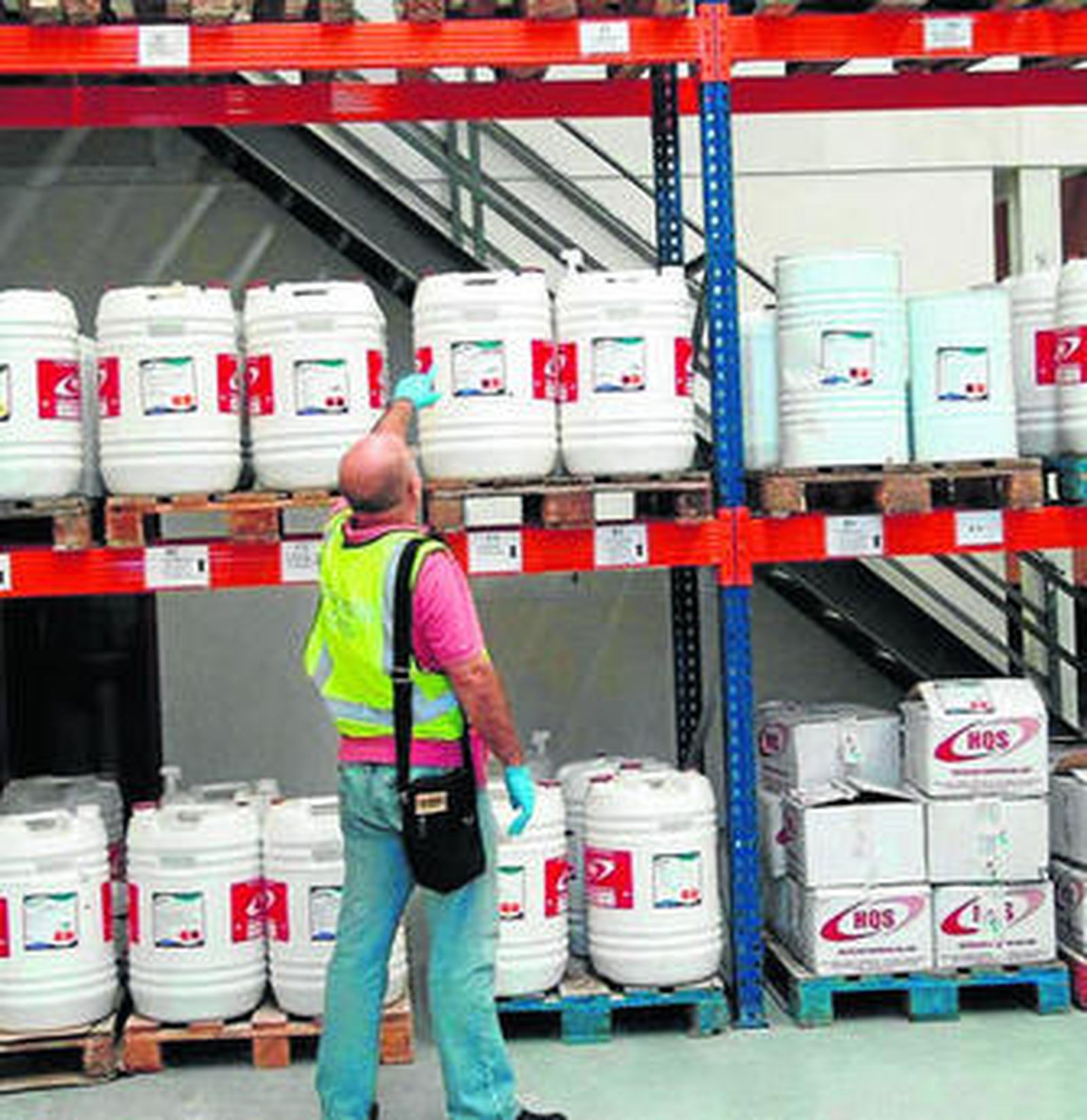 Un agente del Seprona, en las instalaciones de la empresa.