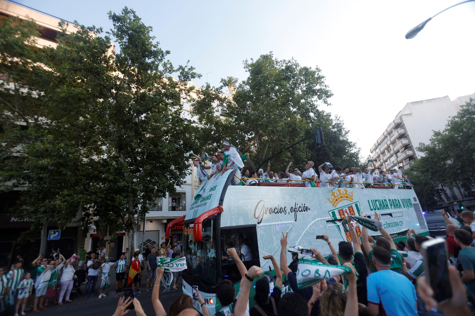 Las mejores fotos de la 'rúa' del Córdoba CF para celebrar el ascenso a Segunda División