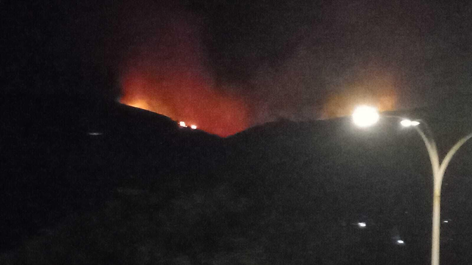 Las fotos del incendio entre las Pantallas y la Marchenilla, en Algeciras